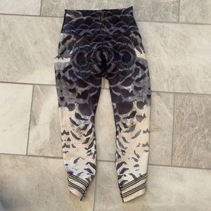 Lulu yoga crop 25” size 6